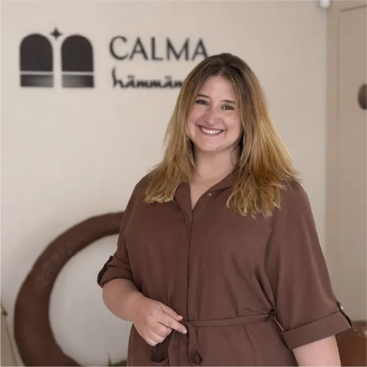 Irene Martínez en la recepción de Calma Hammam, junto al logotipo