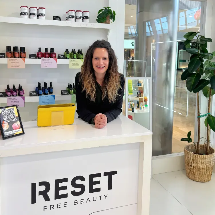 Alba Moneo en el mostrador de la tienda de Reset Free Beauty