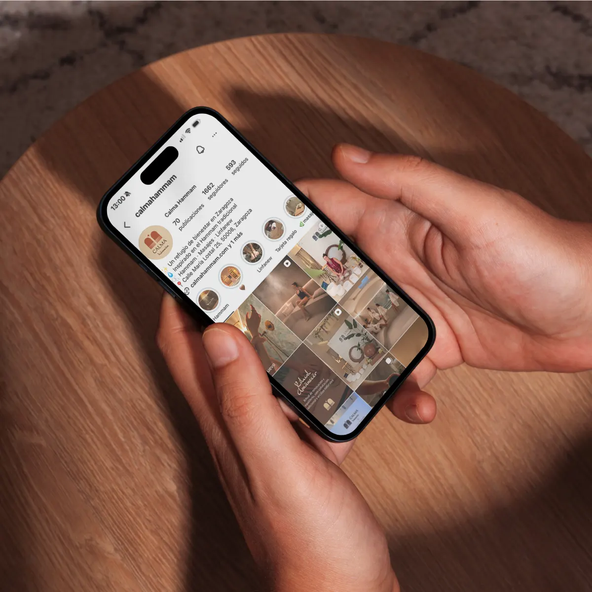 Perfil de Instagram de Calma Hammam en un móvil
