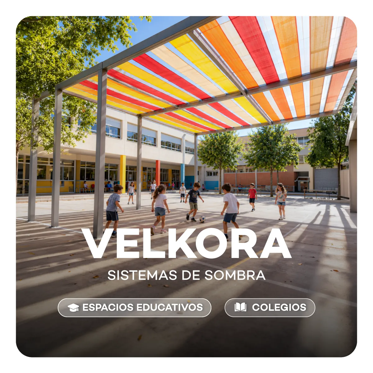 Tarjeta de Velkora, sistemas de sombra para espacios educativos, con niños jugando bajo una cubierta de colores en el patio de un colegio