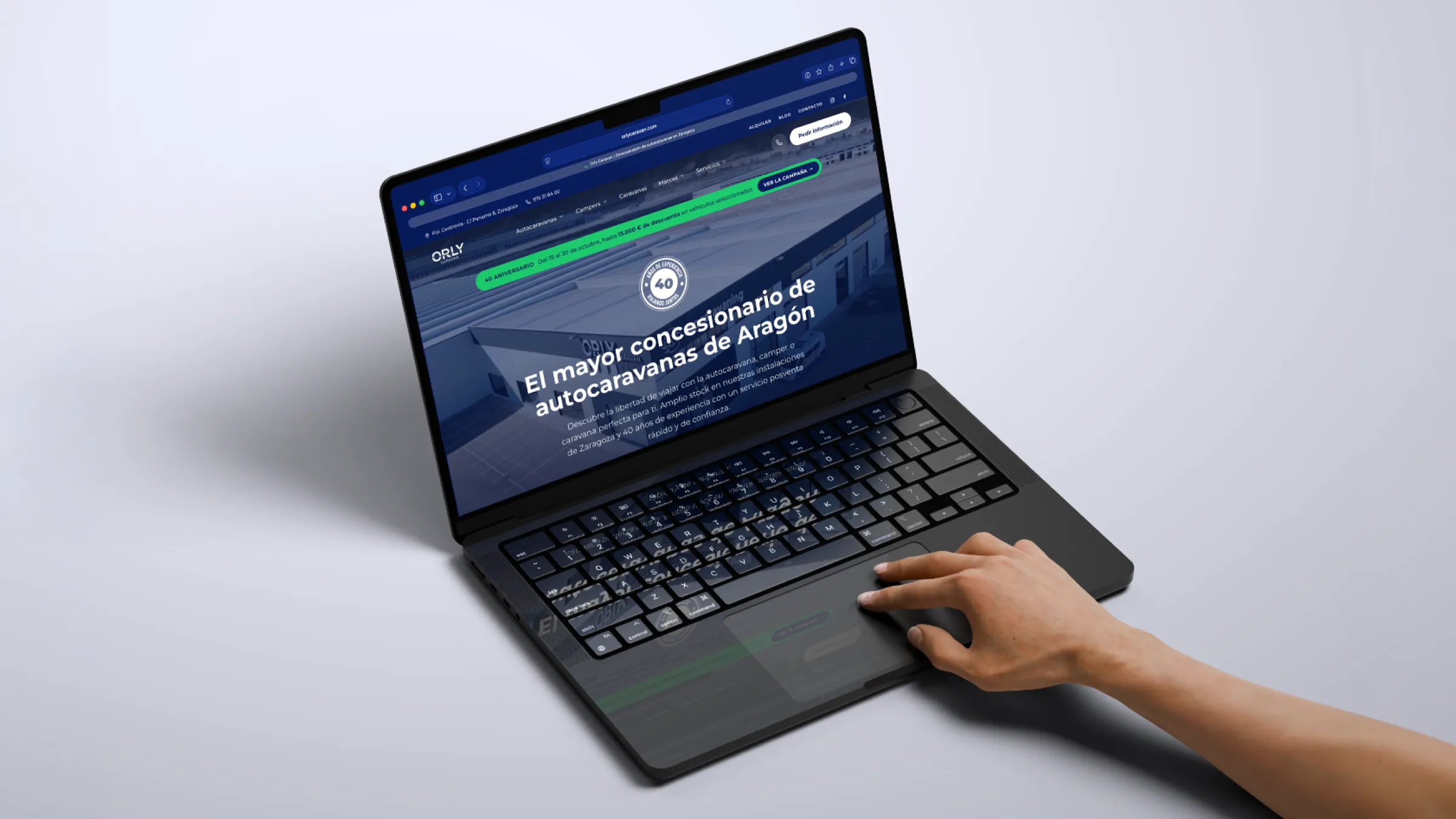 Web de Orly Caravan en un portátil