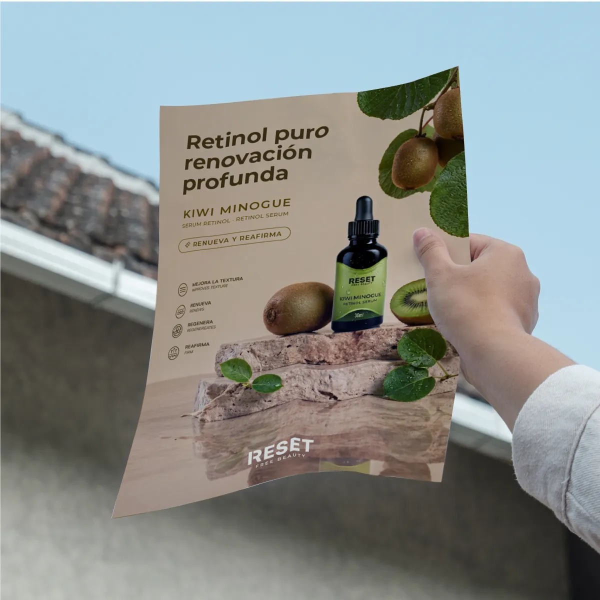 Mano sujetando un cartel del sérum de retinol con kiwis sobre un fondo de cielo