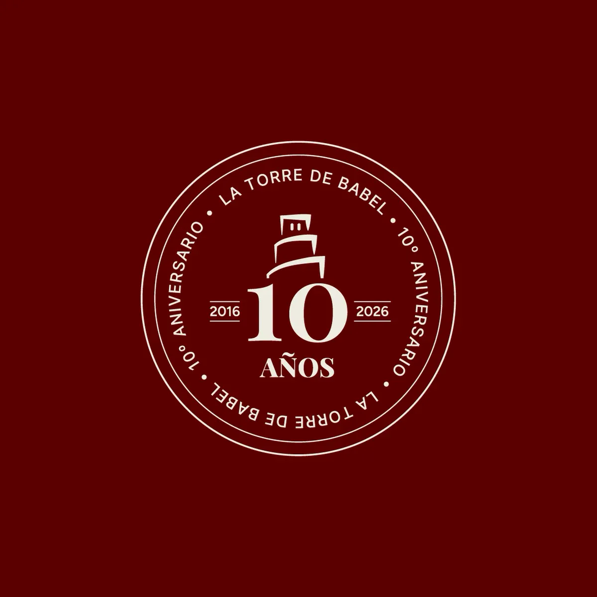 Sello del 10.º aniversario de La Torre de Babel en blanco sobre fondo burdeos