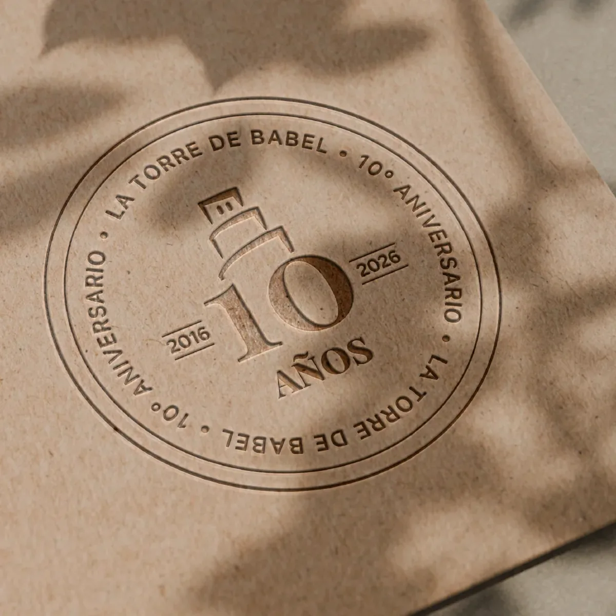 Sello del 10.º aniversario de La Torre de Babel en relieve sobre cartón